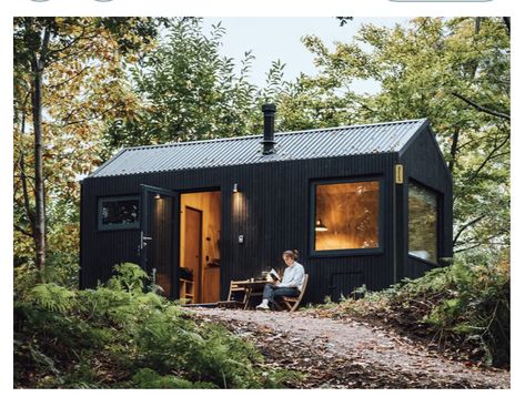 Black Cabin, Garden Cabins, Off Grid Cabin, Tiny Cabins, Casa Container, Tiny Cabin, Tiny House Cabin, Cabin In The Woods, Modern Cabin