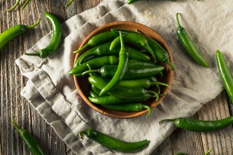 How to Use Serrano Peppers in Your Cooking Serrano Pepper Recipes, Serrano Hot Sauce, Serrano Peppers, Chile Serrano, Hot Pepper Seeds, Hot Spices, Serrano Pepper, Making Pasta, Stuffed Poblano Peppers