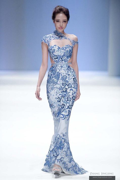 Flower and bird designs Blue and white porcelain evening dress - zhang jingjing HC 2013 S/S Couture 2014, Estilo Hippie, Blue And White Dress, Herve Leger, Couture Gowns, Beauty And Fashion, Gorgeous Gowns, Cheongsam, Beautiful Gowns