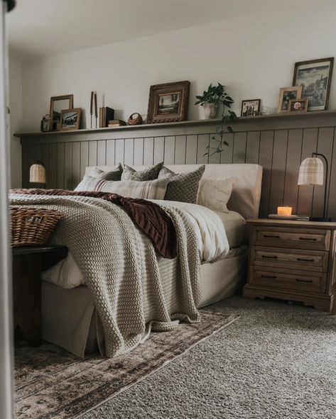 Farmhouse Inspiration Bedroom, Black And Oak Bedroom Ideas, Triangle Stair Wall, Farm Cottage Bedroom Ideas, Shipman Bedroom Wall, Cottage Style Guest Room, Bedroom Wall Designs Farmhouse, Bedroom Vertical Shiplap, Guest Bedroom Ideas Wall Decor