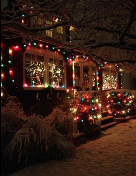 Christmas Decor Ideas 2000s, 1990 Christmas Decorations, 00s Christmas Aesthetic, Vintage Christmas Ideas Decoration, 2000s Christmas Decor, Vintage Christmas Lights On House, Early 2000 Christmas Aesthetic, Midwest Christmas Aesthetic, 1990s Christmas Aesthetic