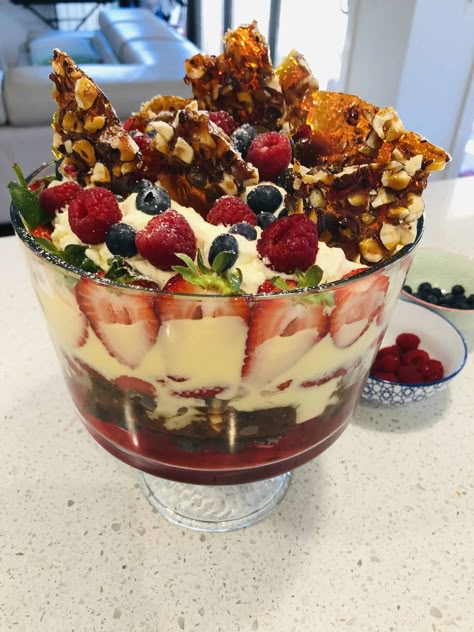 get festive ready with this traditional Christmas Trifle. its so easy, you will feel like you are cheating. #trifle #easytrifle #christmascooking #christmastrifle #triflerecipe #traditionalchristmastrifle #easydessert Dessert Trifle, Christmas Trifle Recipes, Trifle Recipes Easy, Easy Trifle, Trifle Dessert Recipes, Christmas Trifle, Holiday Desserts Christmas, Rich Cake, Desserts Christmas