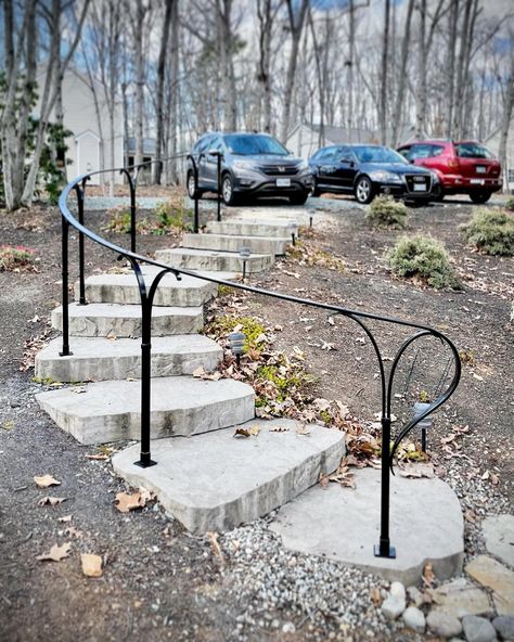 Love the look of these minimalist serpentine forged stair railings. ⚒️🔥 Don’t be fooled by the simple look though! A railing like this requires extra site visits to create and fit custom templates. Then once Kyle has forged the parts, the finished railing is mostly assembled on site. Most railings are assembled almost entirely in the shop, then installed. Absolutely trashed the studio with this one. Tool sprawl everywhere. 😅 Exterior Railing Ideas, Outside Railing Ideas, Outside Stair Railing, Rebar Railing, Curved Handrail, Exterior Stair Railing, Curved Patio, Outdoor Handrail, Curved Railing