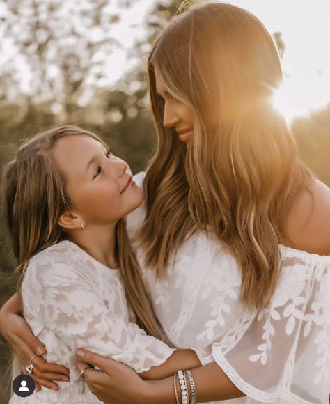 Mommy And Me Sitting Poses, Single Mom Of Two Photos, Mother And Grown Daughter Photo Ideas, Mum And Kids Photoshoot, Mom And Daughter Picture Ideas, Mom And 3 Kids Photoshoot, Mom And Two Kids Poses, Single Mom Family Pictures Older Kids, Mom And Two Kids Photoshoot