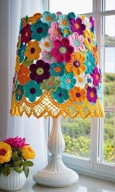 Crochet Lamp Shade, Crochet Home Decor Ideas, Crochet Lampshade, Crochet Lamp, Decorate Lampshade, Flower Lamp Shade, Home Decor Crochet, Front Porch Christmas Decor Ideas, Porch Christmas Decor Ideas