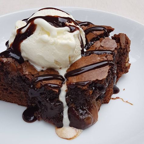 ¡La tarde merece un clásico como este brownie con helado, les he dado la receta mil veces, pero háganme el aguante que vale la pena!  Para 1 mediano necesitás:  150 gramos de chocolate 150 gramos de manteca 3 huevos 14 cucharadas de azúcar 10 cucharadas de harina leudante  5 o 6 cucharadas de dulce de leche (si es repostero, mejor)  Arrancamos pre calentando el horno a 200°  Derretimos a baño María el chocolate con la manteca, sacamos del fuego, agregamos el azúcar y los huevos de a uno, mien... Food Sweet, Think Food, Unhealthy Food, Sweet Desserts, Food Obsession, Cafe Food, Yummy Food Dessert, Sweet Snacks, Pretty Food