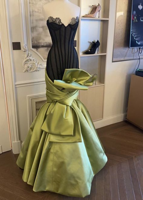 Haute Couture Corset, Schiaparelli Haute Couture, Luxury Gowns, Corpse Flower, Haute Couture Dress, Job Reference, Fashion Dream Job, Ethereal Dress, Chic Dress Classy