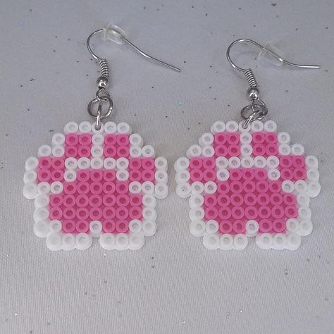 Perler Beads Mini Pattern, Cute Pearled Bead Ideas, Mini Bead Earrings, Simple Pearler Bead Patterns, Perler Bead Christmas Earrings, Paw Print Perler Beads, Pink Perler Beads, Simple Perler Beads, Matching Perler Beads Ideas