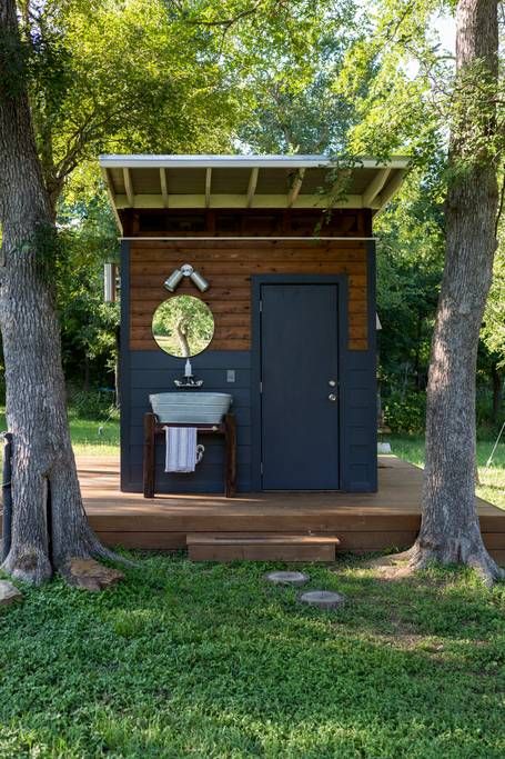 Outdoor Bath House, Outdoor Restroom, Outhouse Bathroom, Outside Toilet, Toilet Outdoor, Outdoor Bathroom Design, Outdoor Toilet, Outdoor Bath, Green Acres