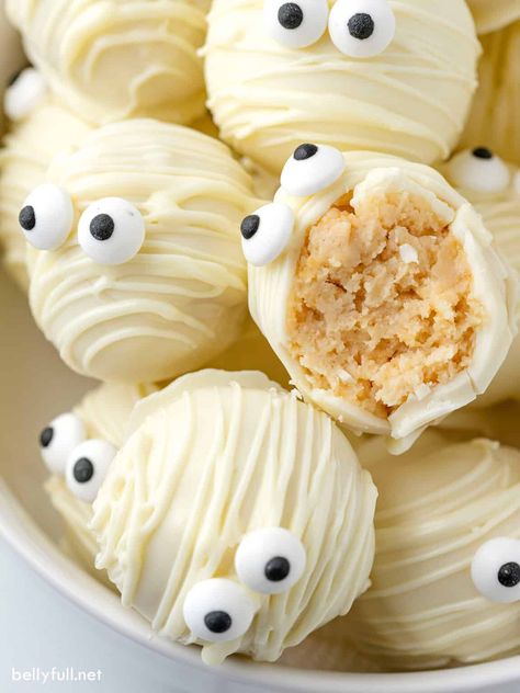 A fun Halloween dessert, these Mummy Oreo Balls are made with just 4 ingredients - Oreo cookies, chocolate, cream cheese, and candy eyes. With a hard chocolate outer shell and creamy center, these Oreo cream cheese balls are so delicious, plus they're no bake and easy. Have your little ones help you make them! Oreo Cookie Balls Halloween, Easy Dessert For Halloween Party, Easy Bake Halloween Treats, Mummy Cake Balls, Halloween Food Ideas For Desserts, Work Halloween Potluck Ideas, Bat Oreo Balls, Halloween Desserts Mummy, Halloween Mummy Snacks