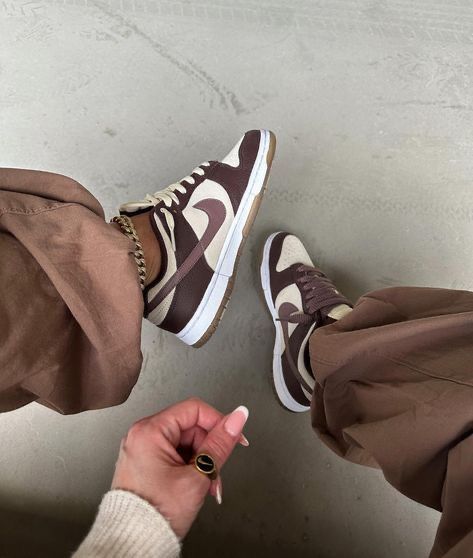 Diffused Taupe Dunks Outfit, Low Dunks Outfit, Nike Dunk Low Women, Dunks Outfit, Basket Nike, Trendy Shoes Sneakers, Dr Shoes, All Nike Shoes, Shoe Wishlist