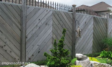 Pirvacy fence ideas using fence or screens to block out a neighbor's view of the garden, yard, or patio. There's an easy trick for best placement. Chevron Fence, Diy Fence Ideas Cheap, Backyard Fence Decor, Townhouse Ideas, Privacy Fencing, Diy Privacy Fence, Backyard Structures, Wood Fence Design, Wood Fences