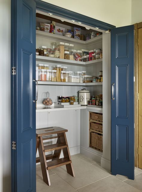 Desain Pantry Dapur, Walk In Pantry Ideas, Pantry Designs, Pantry Space, Modern Pantry, Clever Kitchen Storage, Kitchen Larder, Kitchen Storage Ideas, Perfect Pantry