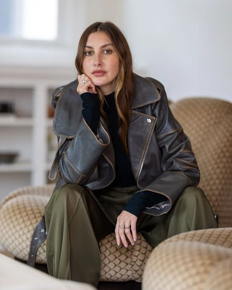 Why Allison Bornstein Wants Us to Rethink ‘Timelessness’ Allison Bornstein, Celebrity Stylist, Wardrobe Consultant, 70s Look, Plain Outfits, Outfit Formulas, Long Run, Princesa Diana, Aviator Style