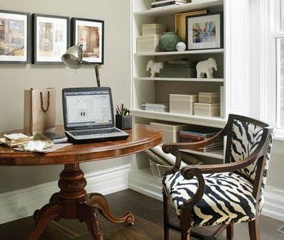 Small Office Decorating Ideas, Small Office Decor, Round Desk, Wooden Office Desk, Work Office Decor, Men Tips, Office Decorating, Real Estat, Small Home Office