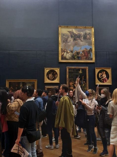 People Looking At Art In Museum, Working In Museum, People In Museum, Pictures Of Art, Men Reference, Jobs In Art, Comic Tutorial, Maybe In Another Life, Anatomy Study