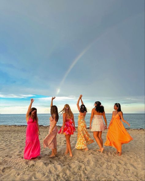 Friend Group Dresses, Beach Group Outfit, Girls Group Photoshoots Beach, Beach Ig Pictures With Friends, Hawaii Group Pictures, Group Of Friends Aesthetic Beach, Group Photo Beach Ideas, Vacation Poses Picture Ideas Friends, Vacation Poses With Friends