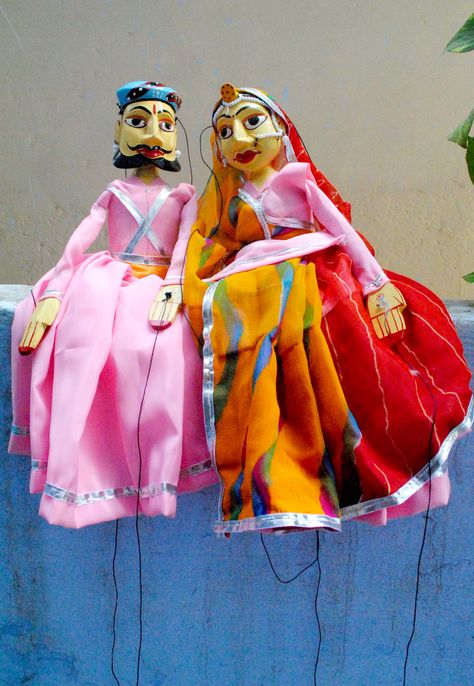 Puppets from Udaipur. Puppet making is not a major craft in Udaipur and there are very few artisans left. Puppets of Udaipur are different from those found in other parts of Rajasthan. There is more attention to details for example the puppets have well painted faces with bigger eyes and males are depicted with traditional  Rajasthani beard. Katputli Rajasthani, Rajasthan Puppets, Rajasthani Puppets, Rajasthani Handicrafts, Maharashtra Culture, Indian Puppets, Rajasthan Photography, Rajasthan Art, Diwali Light