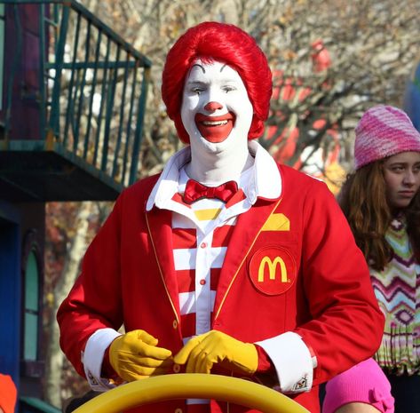 The Real Reason Ronald McDonald Is the McDonalds Mascot Mcdonalds Outfit, Fast Food Uniform, Hamburglar Costume, Ronald Mcdonald Costume, Clown Names, Mcdonalds Food, Mcdonalds Gift Card, How To Juggle, Secret Menu Items