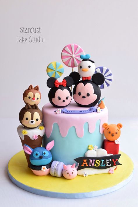 Disney Tsum Tsum Cake Disney Fondant Cake, Tsum Tsum Birthday Cake, Tsum Tsum Cake, Kue Disney, Tsum Tsum Party, Cookie Recipes Decorating, Disney Cake, Disney Desserts, Cake Studio