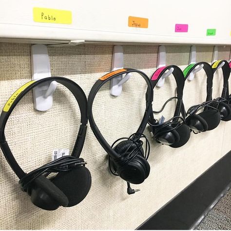 Samantha Henry on Instagram: “Teacher Hack -> a simple and clever tip or technique for accomplishing classroom tasks more efficiently 🙌🏼 I’ve compiled 20 amazing teacher…” Student Cubbies, Classroom Supplies Organization, Teacher Cart, Headphone Organizer, Classroom Hacks, Headphone Storage, Plastic Shoe Boxes, Bookshelf Organization, Student Organization