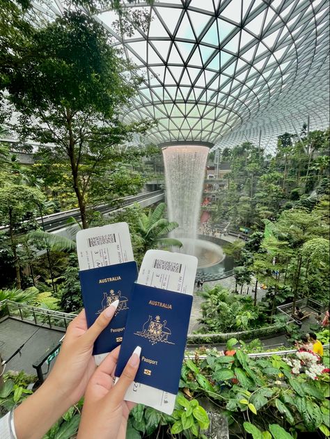 Singapore Airport Pictures, Singapore Airport Outfit, Jewel Changi Airport Pose, Aesthetic Singapore Pictures, Changi Airport Singapore Outfit, Singapore Travel Photos, Jewel Changi Airport Photoshoot, Singapore Trip Outfit Ideas, Singapore Vision Board