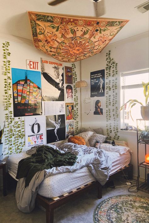 teenage girl room aesthetic girl room idea bedroom aesthetic Teenage Girl Room Aesthetic, Teenage Girl Bedrooms Aesthetic, Girl Room Aesthetic, Bedroom Cartoon, Artistic Room, Idea Bedroom, Teenage Girl Room, Tv Head, Teenage Room