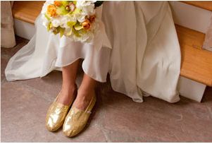 Golden Bridal Flats #wedding #bridalshoes Toms Outfits, Toms Wedding Shoes, Toms Style, Uggs With Bows, White Toms, Toms Shoes Outlet, Bridal Flats, All That Glitters Is Gold, Glitter Shoes