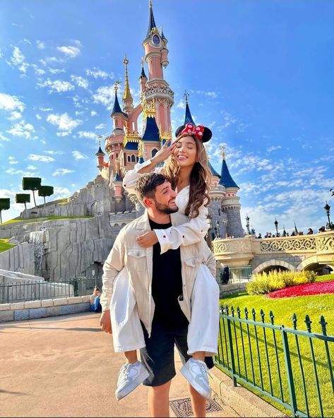 Couples Travel Outfits, Couples Disney Pictures Ideas, Paris Couple Poses, Paris Outfits Couple, Couple Outfits For Disneyland, Disneyland Family Pictures Ideas, Disney Outfit For Men, Couples In Disneyland, Disney Family Picture Ideas