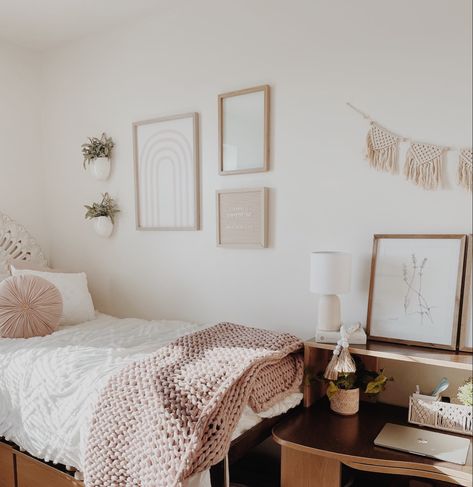 Neutral Bedroom College, Dorm Bed Pillows, Side Bed Wall Decor, Modern Boho Room Ideas, College Apartment Bedroom Neutral, Minimalist College Bedroom, Cute Dorm Inspiration, Organic Modern Decor Small Apartment, Dorm Room Decor Boho