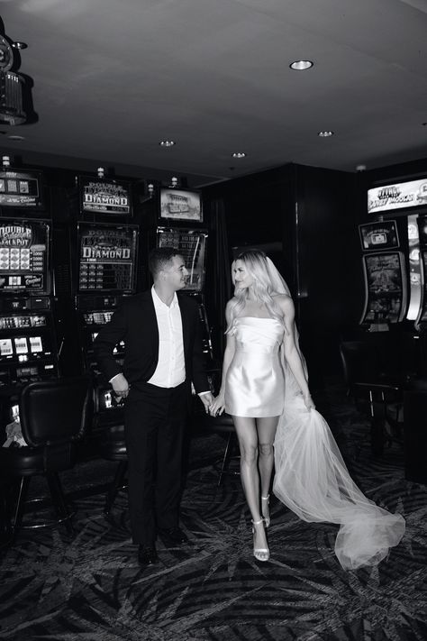 Black and white photo of a bride and groom walking inside Fremont Casino. Find more Las Vegas elopement ideas, Las Vegas elopement photos, and Las Vegas elopement wedding inspiration! Book Kyra as your Las Vegas elopement photographer at riskyexposurephotography.com! Las Vegas, Hotel Bride Photos, Romantic Vegas Wedding, Vegas Night Photoshoot, Glam Vegas Wedding, Vegas Style Wedding Photos, Vegas Elopement Pictures, Wynn Las Vegas Wedding, Las Vegas Wedding Photos Ideas