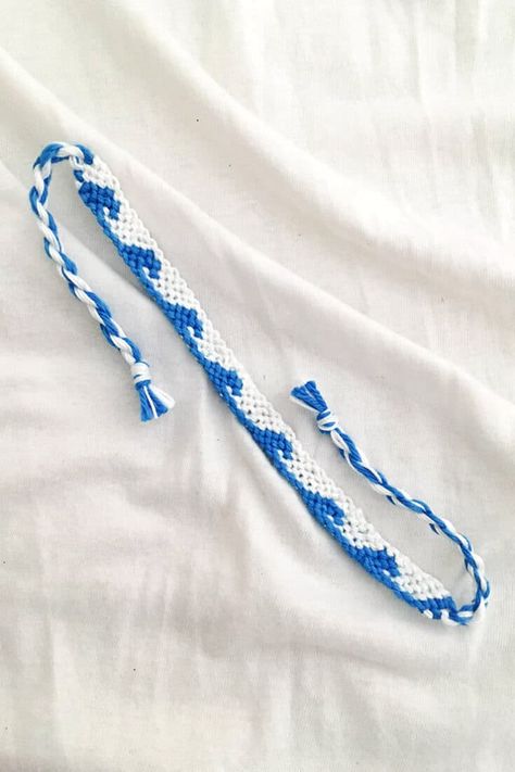 How To Make Ocean Wave Bracelet, Surfer Bracelets Aesthetic, How To Make Surfer Bracelets, Wave Macrame Bracelet, Two Color String Bracelet Patterns, Diy Wave Bracelet, Blue And White Bracelet Pattern, Diy Surfer Bracelet, Wave Embroidery Bracelet