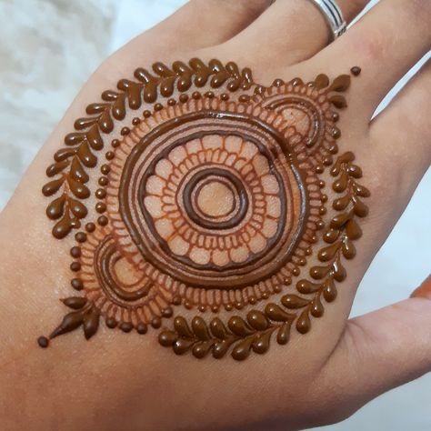 Circular Mehndi Designs, Mehendi Circle, Mehndi Designs Fingers, Mandala Mehndi Design, Round Mehndi Design, Mandala Mehndi, Beautiful Simple Mehndi Design, Front Mehndi Design, Mehndi Designs For Kids