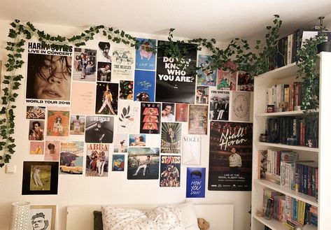 Photo Wall Collage Inspiration, One Direction Room Aesthetic, One Direction Bedroom Aesthetic, One Direction Room Decor Ideas, Harry Styles Inspired Room, One Direction Room Decor, Poster Wall Inspo Bedroom, Bedroom Ideas Posters, One Direction Bedroom