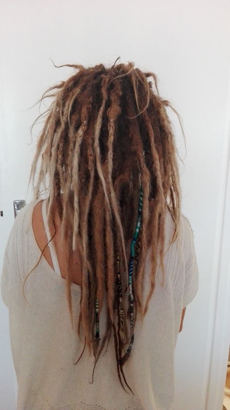 Blonde / Dirty Blonde Dreadlocks. Dreadlocks On Straight Hair, Dreadlocks Short Hair, Layered Haircuts Straight Hair, Dreadlock Journey, Rasta Hair, Blonde Dreadlocks, Natural Dreads, Natural Braided Hairstyles, Modeling Portfolio