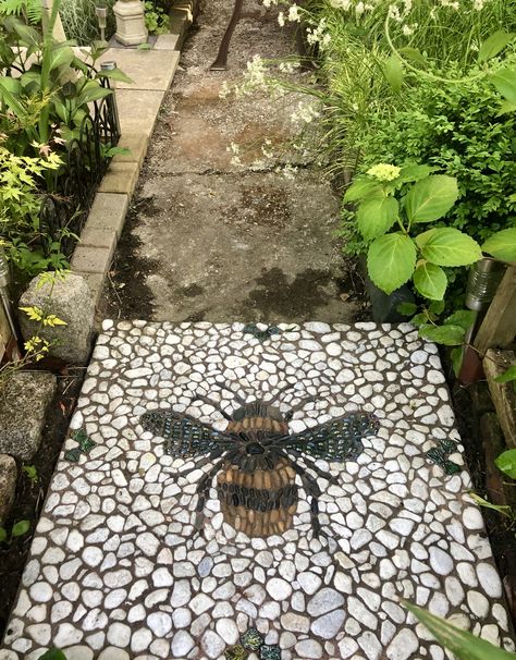 Bee Mosaic, Pebble Mosaic, Have Inspiration, Front House Landscaping, Garden Yard Ideas, Mosaic Garden, Veggie Garden, Garden Cottage, Garden Crafts