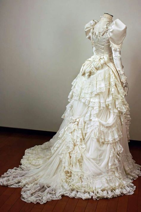 1890 wish wedding dress Pthumerian Queen, 1800 Wedding, 1800s Wedding Dress, 1700's Dress, Victorian Outfits, Cosplay Wedding, Queen Cosplay, 1800's Dress, Gowns Vintage