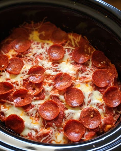 Pizza In The Crockpot, Crock Pot Deep Dish Pizza, Pizza Crockpot Recipes, Slow Cooker Pizza Pasta, Crock Pot Pizza Casserole, Crockpot Pizza Casserole, Crockpot Pizza, Slow Cooker Hacks, Pizza Pasta Recipe