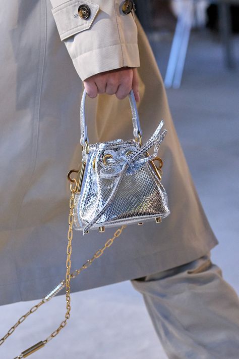 Fall 2022 Couture, Edgy Bags, 2022 Couture, Haute Couture Details, Prom Inspiration, Trending Jewelry, Leather Tote Purse, Bohemian Bags, Perfect Handbag