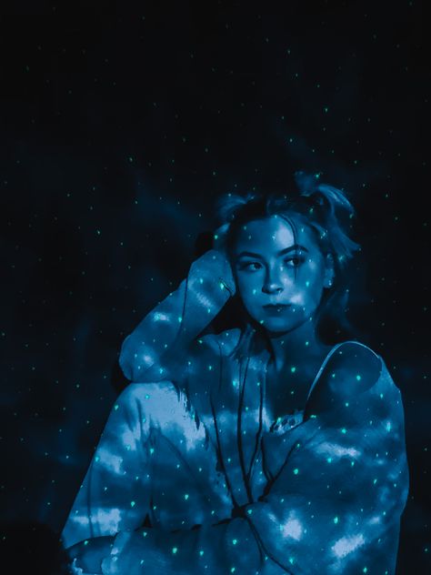 Space Photoshoot Ideas, Astrologer Photoshoot, Space Themed Photoshoot, Space Portrait Photography, Galaxy Inspired Photoshoot, Starry Night Photoshoot, Night Sky Portrait, Astrology Photoshoot, Galaxy Photoshoot