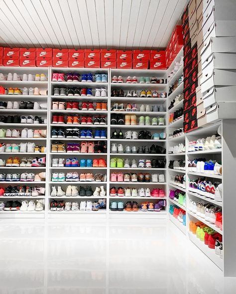 HOUSE OF HEAT on Instagram: “Only a sneakerhead would have this level of OCD. 📸: @helsoe” Sneakers Collection Aesthetic, Shoes Room, Sneaker Wall, Shoes Holder, Sneaker Room, Sneakerhead Room, Sneaker Displays, Sneaker Closet, Shoe Room