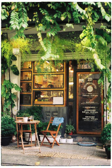 Gillar dörren med loggan och öppetider skrivna direkt på i frostad film. Diggar också träramarna runt dörren och fönstrerna. Small Coffee Shop, Coffee Shop Interior Design, Design Café, Bedroom Patio, Small Cafe, Coffee Shops Interior, Garden Cafe, Modern Restaurant, Coffee Shop Design