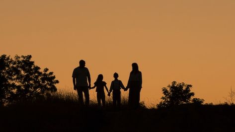 Family Sillouhette, Family Of Four Aesthetic, Happy Family Images, Happy Family Photos, Lucy Score, Family Silhouette, Silhouette Family, Mind Movie, Family Hug