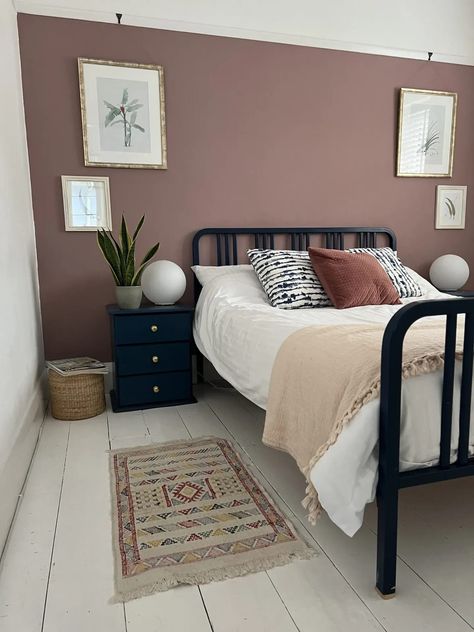 Cosy Bedroom Wall Colours, Deep Pink Bedroom Walls, Colourful Spare Bedroom Ideas, Guest Bedroom Ideas Pink, Calming Guest Room Bedroom Ideas, Pink Spare Bedroom Ideas, Colourful Bedroom Decor Ideas, Pink Cottage Bedroom, Rose Pink Bedroom Ideas