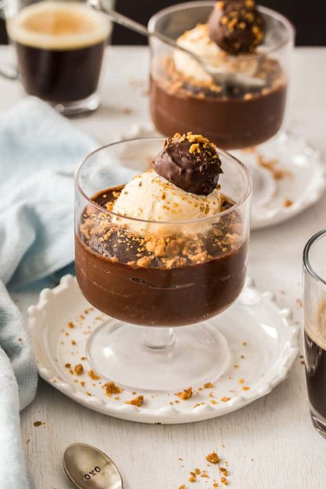 These Frangelico Chocolate Custard Pots are the perfect dessert for two. The easy custard pudding is made on the stove in minutes and is a total chocolate indulgence. Chocolate Custard Recipe, Easy Custard, Praline Chocolate, Dessert Parfait, Custard Pudding, Trifle Dish, Chocolate Custard, Dessert For Two, Custard Recipes