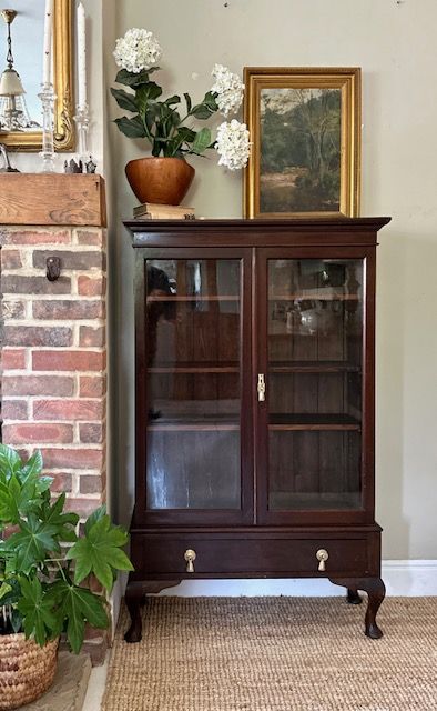 This Is A Fabulous Vintage Glazed Cabinet, It Dark Wood And Vintage Styling Gives It English Heritage Feel. Such A Versatile Piece, It Could Be Used As A Drinks Cabinet, Perfect For Gin! A Display Cabinet A Bookcase Or Perfect For Bathroom Storage, Linen Cabinet With Its Lower Drawer. Its Dark Wood And Character Would Add Charm And History To Any Room. To See Our Full Range Of Vintage Furniture, Hand Picked Homewares, Original Art And Lighting Visit Our Etsy Shop #Pebbleandniss Bathroom Storage Linen, Jelly Cabinet, Bathroom Cupboard, English Cottage Decor, Vintage Cupboard, Vintage Styling, Linen Cabinet, Danish Pastel, English Heritage