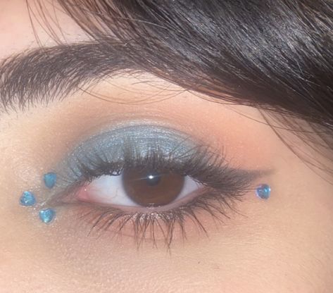 Maddy Euphoria Blue Makeup, Simple Makeup Looks Blue Eyeshadow, Maddy Blue Eyeshadow, Makeup Looks With A Blue Dress, Blue Makeup Simple Looks, Blue Cheer Makeup, Cute Blue Makeup Looks Simple, White Make Up Aesthetic, Blue Makeup Ideas Simple