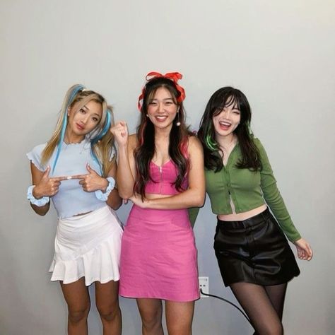 Halloween Costumes Inflatable, Korean Trio, Halloween Costume Trio, Power Puff Costume, Powerpuff Girls Halloween Costume, Trio Pics, Trio Poses, Powerpuff Girls Costume, Trio Halloween Costume Ideas