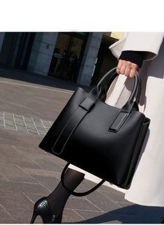 Elegant Evening Totes: 🌟 Glamorous Evening Totes for Your Night Out! 👜✨ Genuine Leather Handbags Totes, Corps Idéal, Hand Bags For Women, Trendy Purses, Everyday Handbag, Ladies Bag, Stylish Purse, Girly Bags, Trendy Handbags