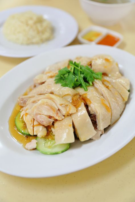 Singapore Chicken Rice, Hainanese Chicken Rice, Chicken Rice Recipes, Hainanese Chicken, Khmer Food, Food Innovation, Steamed Chicken, Food Review, Singapore Food